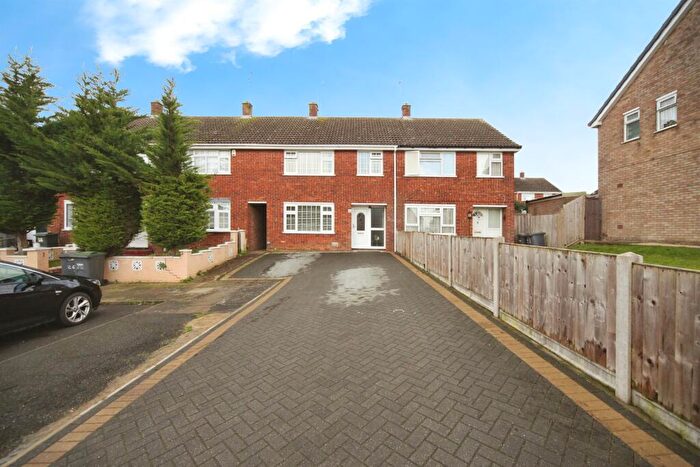 3 Bedroom Terraced House For Sale In Gelding Close, Luton, LU4