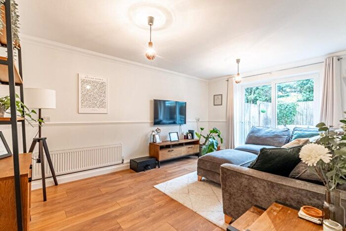 2 Bedroom Maisonette For Sale In Tennyson Road, St. Albans, Hertfordshire, AL2