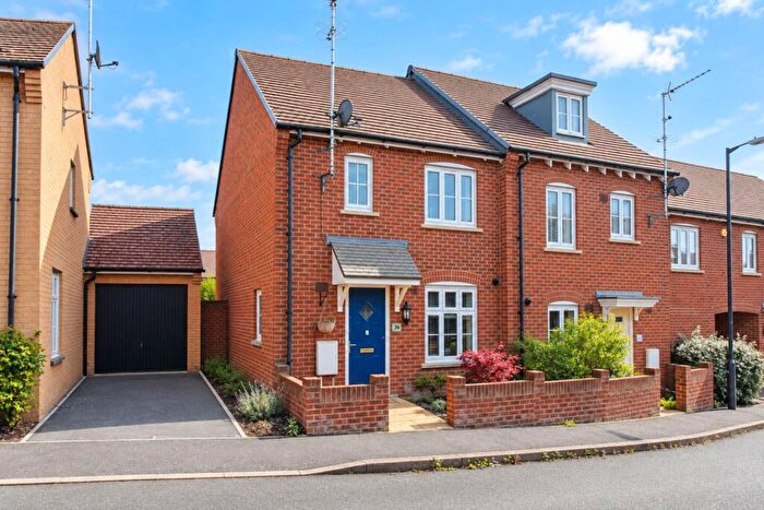 3 Bedroom End Of Terrace House For Sale In Chaundler Drive, Aylesbury, HP19