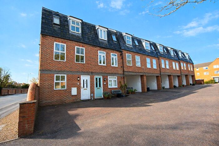 4 Bedroom End Terrace House For Sale In Draymans Way, Alton, Hampshire, GU34