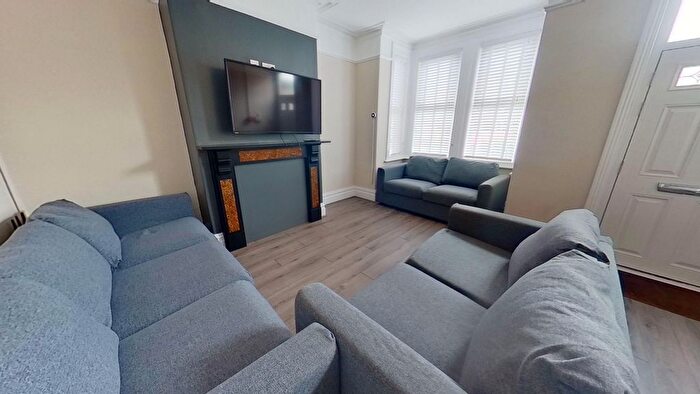 4 Bedroom Terraced House To Rent In St Anns Avenue, Burley, Leeds, LS4