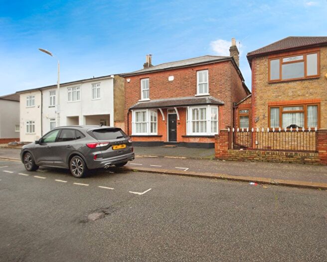 4 Bedroom Detached House For Sale In Carlisle Road, Romford, Essex, RM1