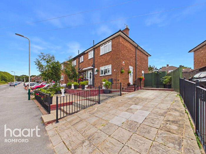 3 Bedroom Semi-Detached House For Sale In St Johns Road, Romford, RM5