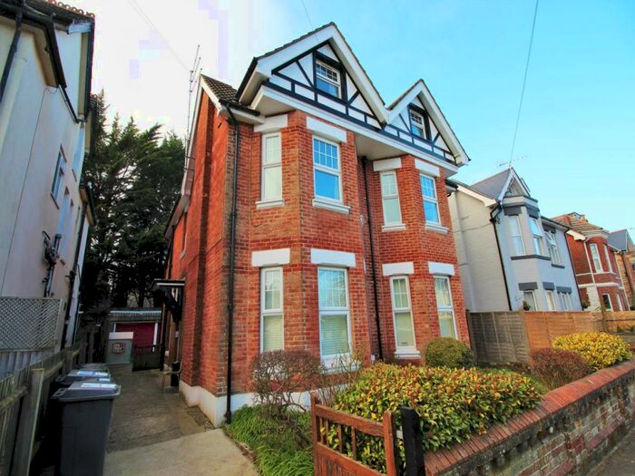 3 Bedroom Flat To Rent In Westbourne Park Road, Alum Chine, Bournemouth, BH4