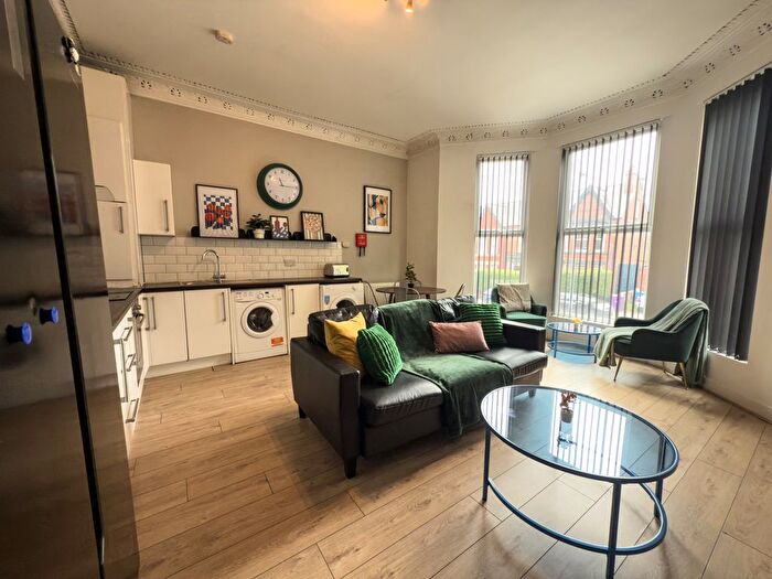 5 Bedroom Semi-detached House To Rent In Arundel Avenue, L17