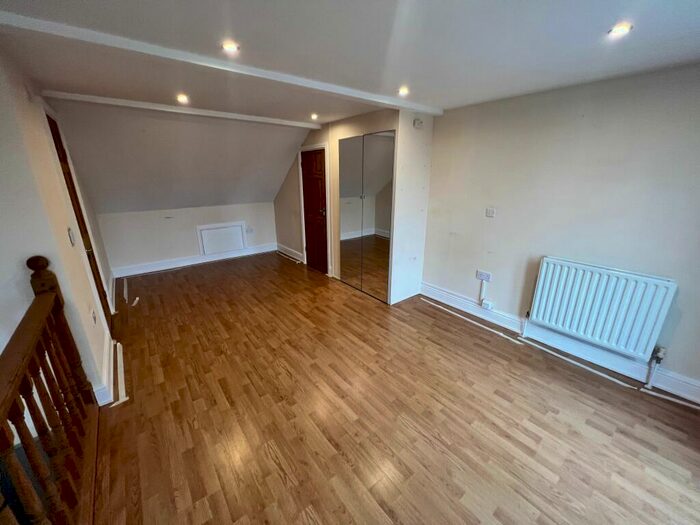 2 Bedroom Flat To Rent In Eversley Road, Sketty, SA2