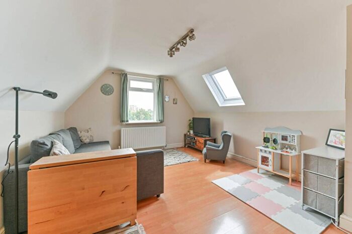 2 Bedroom Flat For Sale In Holmesdale Road, South Norwood, London, SE25