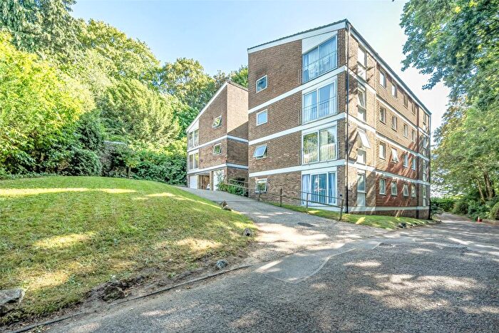 2 Bedroom Flat For Sale In Cedar Court, Haslemere, Surrey, GU27