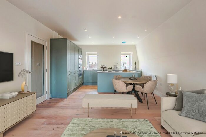 3 Bedroom Flat To Rent In St. Marks Road, Windsor, SL4