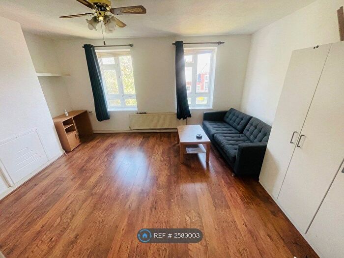 2 Bedroom Flat To Rent In Ellenborough Court, London, N22