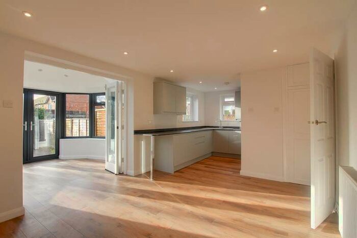 2 Bedroom Flat To Rent In Beaumont Rise, Marlow, SL7