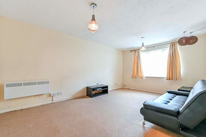 1 Bedroom Flat To Rent In Heddington Grove, Holloway, London, N7