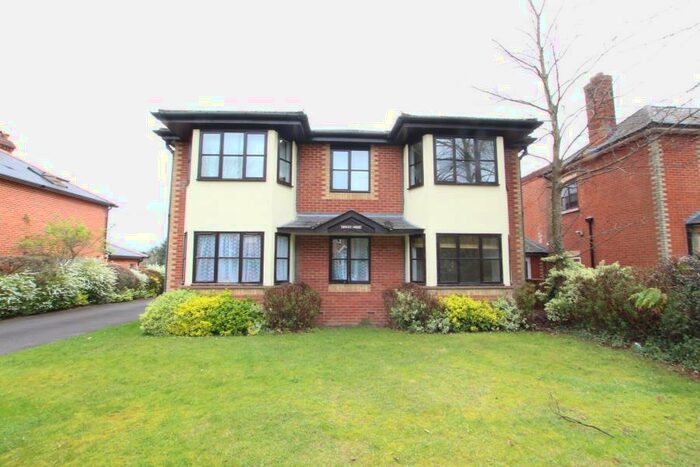 1 Bedroom Flat To Rent In Woking, Surrey, GU22