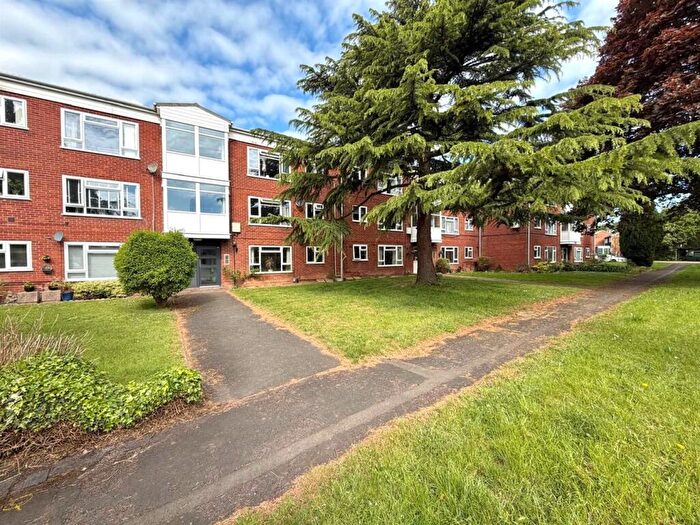 2 Bedroom Flat For Sale In Boswell Grove, Warwick, CV34