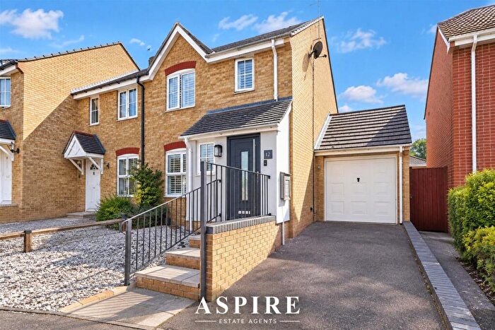 3 Bedroom Semi-Detached House For Sale In Crawford Chase, Wickford, SS12
