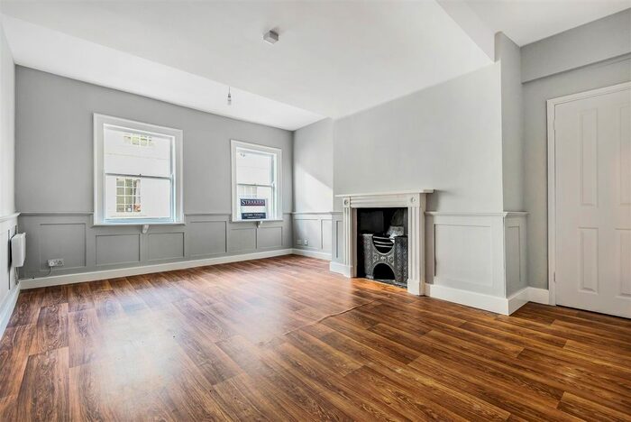 2 Bedroom Flat To Rent In High Street, Devizes, SN10