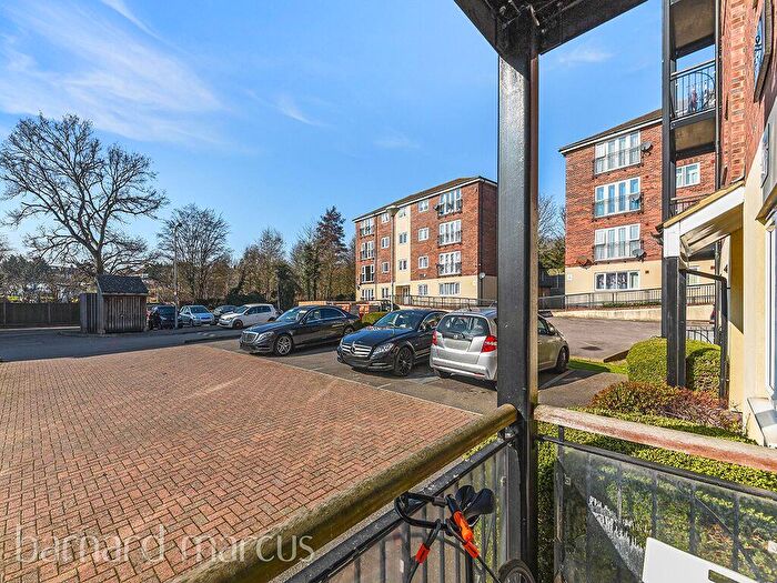 2 Bedroom Apartment To Rent In Denham Road, N20