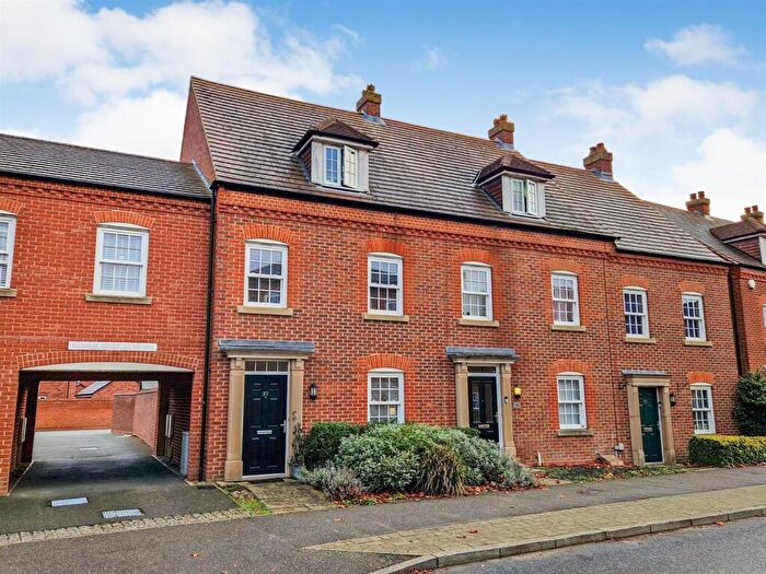 4 Bedroom Terraced House For Sale In Greenkeepers Road, Great Denham, Bedford, MK40
