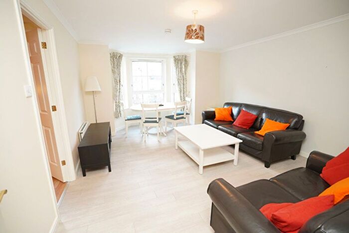 2 Bedroom Flat To Rent In Dicksonfield, Edinburgh, EH7
