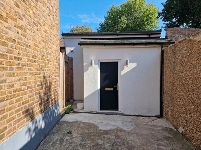 1 Bedroom Flat To Rent In Baker Street, Enfield, EN1