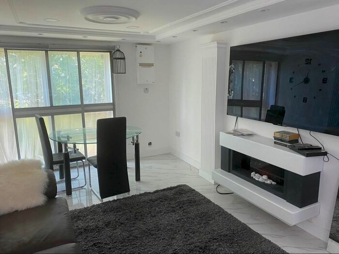 Studio To Rent In Harris Close, Hounslow TW3