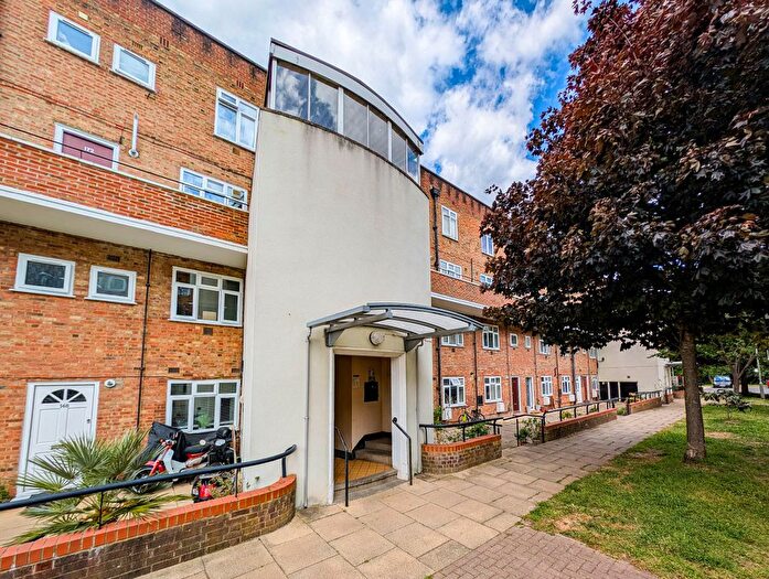 3 Bedroom Flat To Rent In Frensham Drive, London, SW15