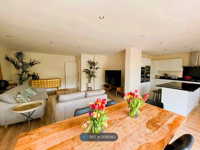 5 Bedroom Semi-Detached House To Rent In Chesterfield Road, London, N3