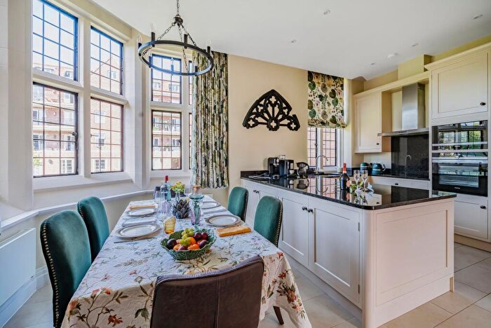 2 Bedroom Apartment For Sale In Kings Drive, Midhurst, GU29