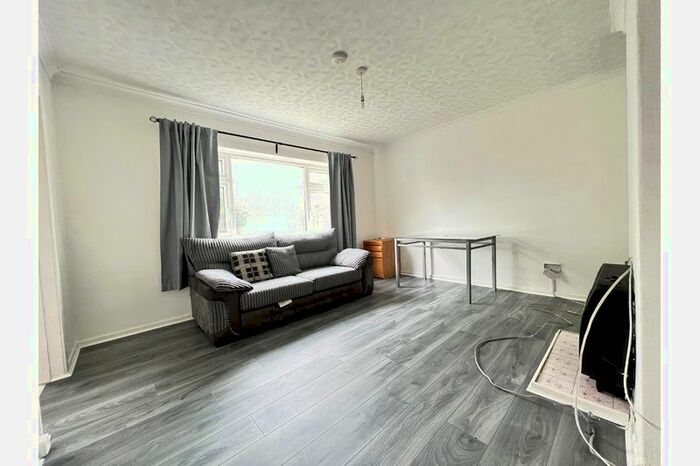 2 Bedroom Flat To Rent In Colebrook Road, Shirley, Solihull, B90