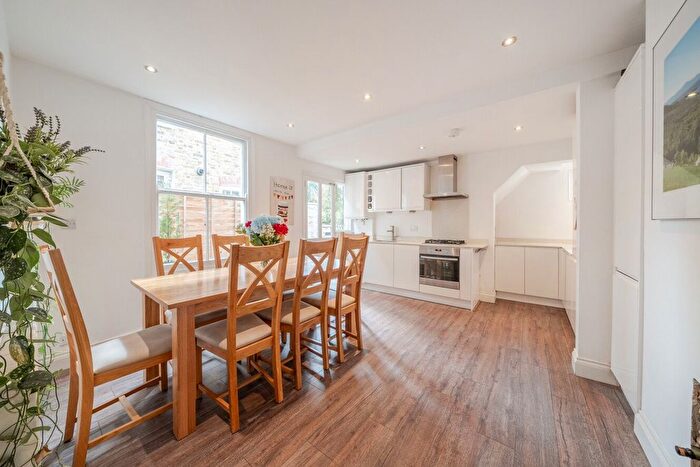 2 Bedroom Flat For Sale In Fieldhouse Road, Balham, London, SW12
