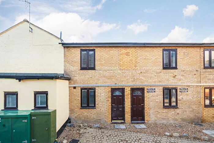 2 Bedroom Flat To Rent In Factory Yard, Hanwell, W7