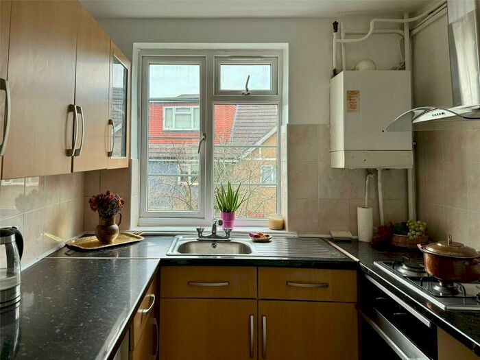 2 Bedroom Apartment To Rent In Beech Lawns, Torrington Park, North Finchley, London, N12