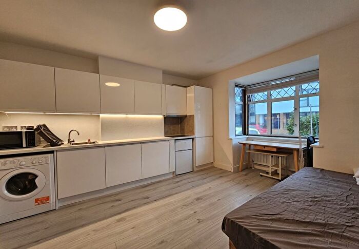 Studio To Rent In Claremont Avenue, New Malden, KT3