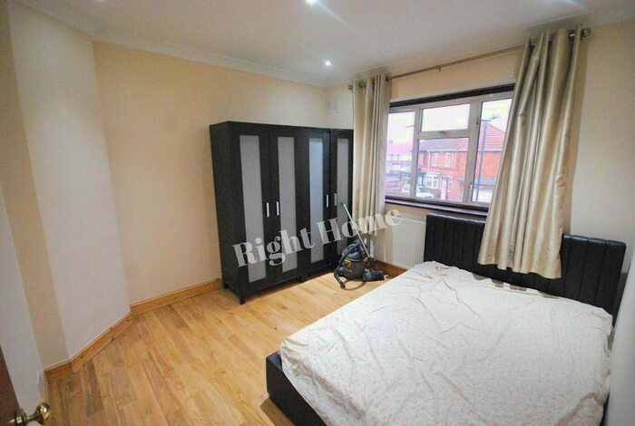 1 Bedroom Flat To Rent In Carlyon Road, Wembley, Middlesex HA0