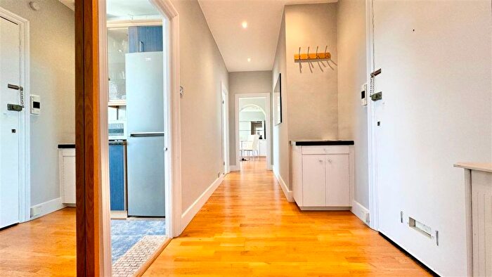 2 Bedroom Flat To Rent In Hamilton Terrace, - Central Location, NW8