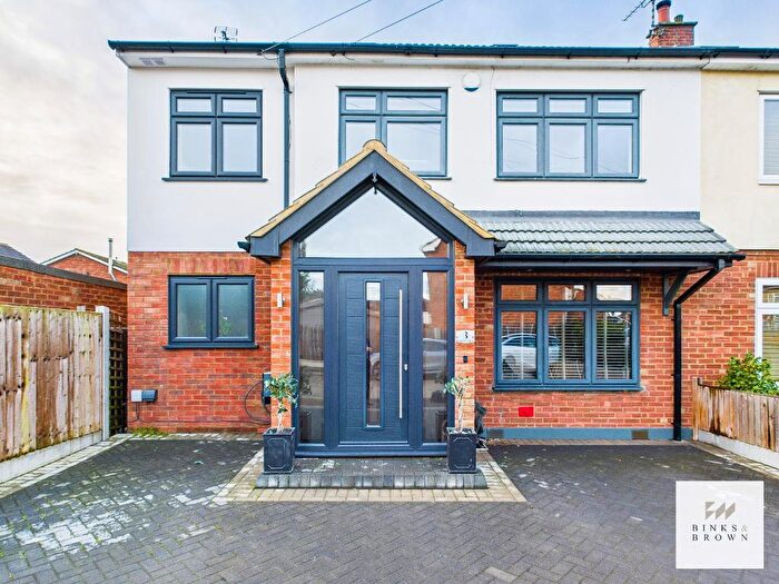 4 Bedroom Semi-Detached House For Sale In Francis Close, Horndon On The Hill, Essex, SS17