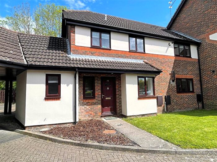 2 Bedroom Flat To Rent In Saddleback Way, Fleet, Hart, GU51