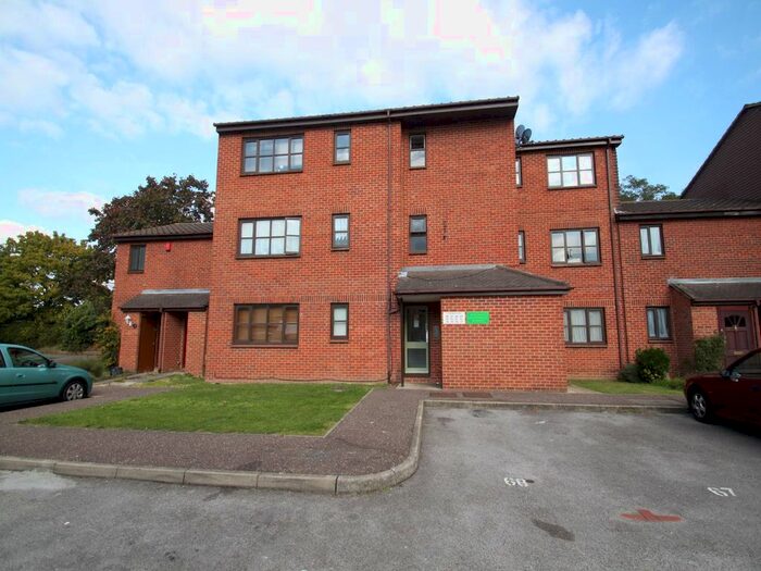 Studio To Rent In Verona Close, Uxbridge, UB8