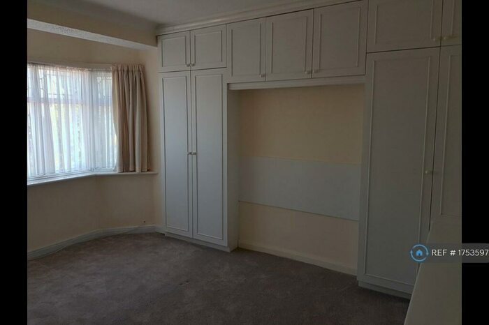 4 Bedroom Terraced House To Rent In Waremead Road, Ilford, IG2
