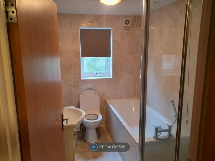 2 Bedroom Flat To Rent In Hillside Avenue, Kent, DA12