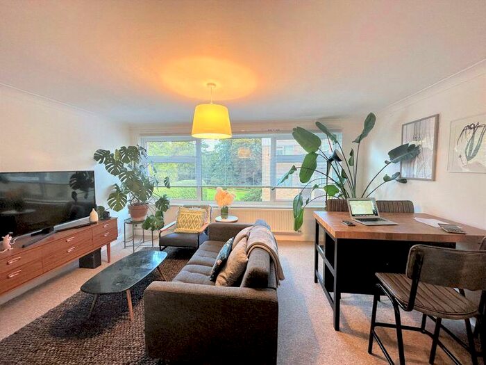 2 Bedroom Apartment To Rent In Heathfield Close, Potters Bar, EN6