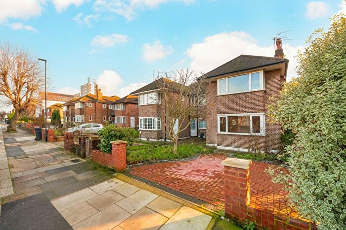 2 Bedroom Flat To Rent In Palmers Road, London, N11