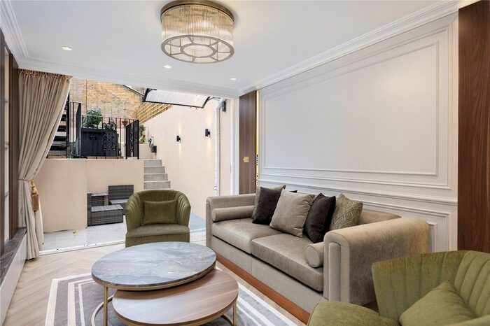 2 Bedroom Flat To Rent In Royal Crescent, London, W11