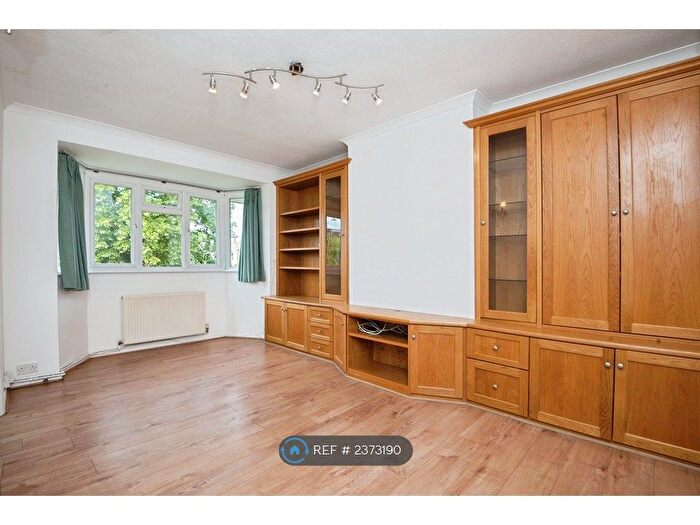 2 Bedroom Maisonette To Rent In College Court, London, W13
