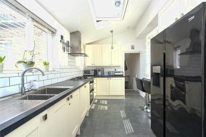 2 Bedroom Flat To Rent In Fifth Avenue, London, W10