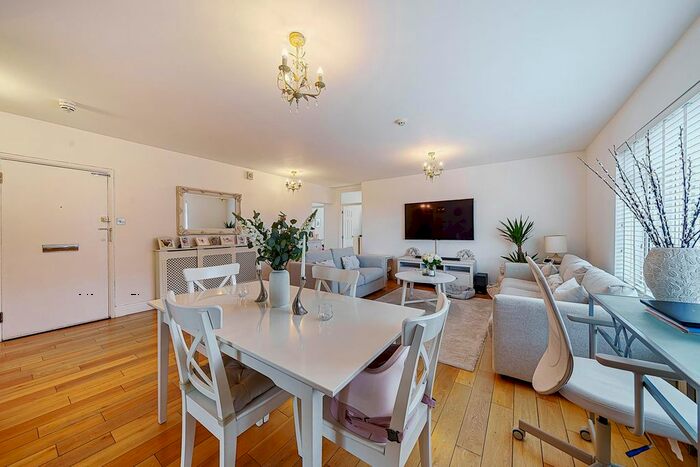 2 Bedroom Flat To Rent In Hendon Lane, London, N3