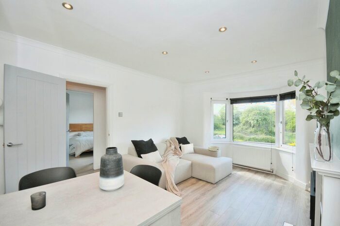 2 Bedroom Flat To Rent In Slades Drive, Chislehurst, BR7