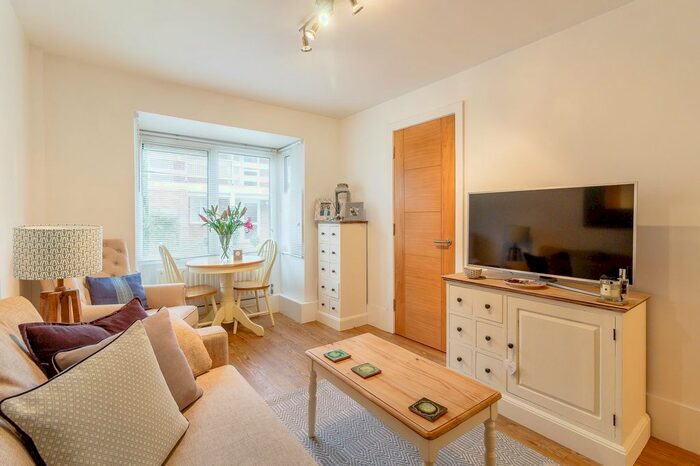 1 Bedroom Flat To Rent In Mathon Court, Cross Lanes, Guildford, GU1