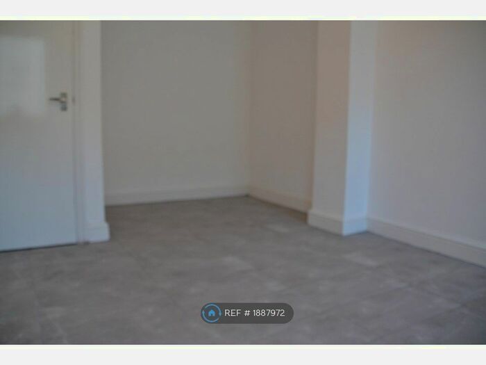 3 Bedroom Flat To Rent In Penge Road, London, SE25