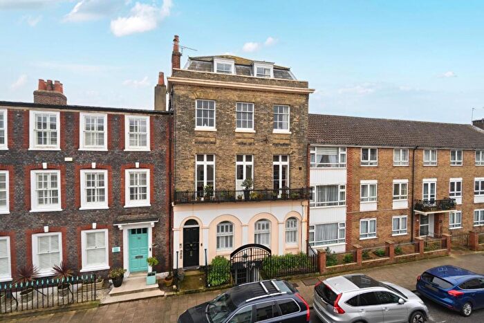 2 Bedroom Flat For Sale In High Street, Portsmouth, PO1
